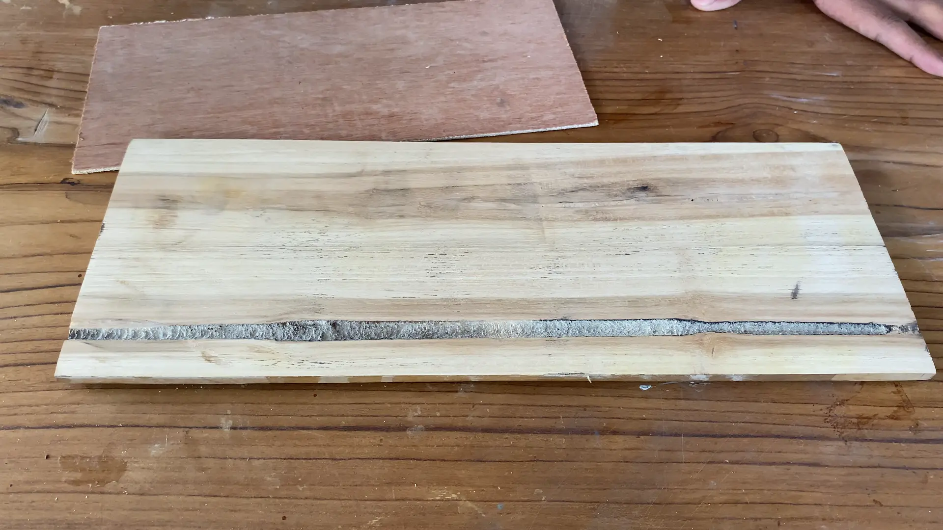 Lebih Bagus Wood Filler atau Campuran Serbuk Kayu dengan Lem?